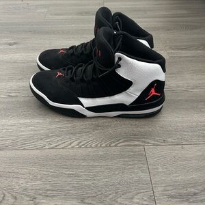 Air Jordan Max Aura de couleur noire et rouge.
